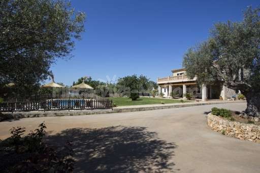 Finca Sareta Santa Margalida, Haus, Zufahrt, Garten, überdachte Terrasse, umzäunter Pool