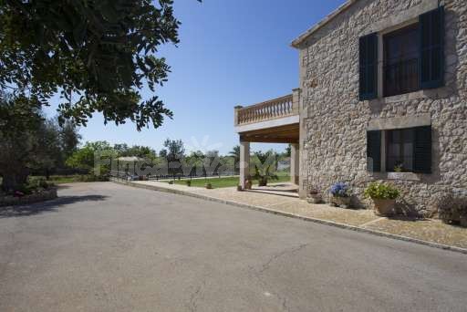 Finca Sareta Santa Margalida, Haus, überdachte Terrasse, umzäunter Pool