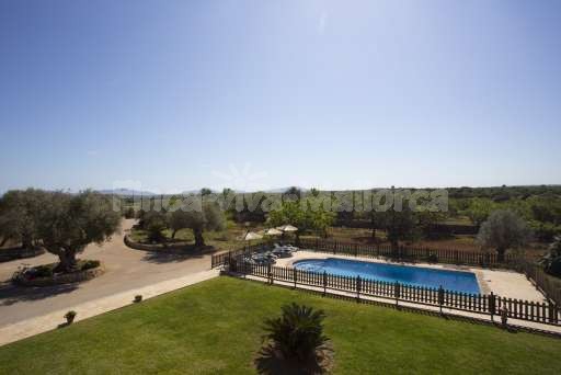 Finca Sareta Santa Margalida, Garten, umzäunter Pool, Sonnenschirm, Sonnenliege