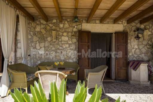 Finca Sareta Santa Margalida, überdachte Terrasse, Sitzmöglichkeit