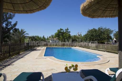 Finca Sareta Santa Margalidaumzäunter Pool, Sonnenliege, Sonnenschirm