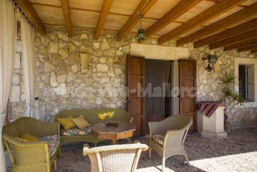 Finca Sareta Santa Margalida, überdachte Terrasse, Sitzmöglichkeit