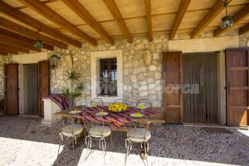 Finca Sareta Santa Margalida, überdachte Terrasse, Essbereich