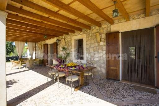 Finca Sareta Santa Margalida, überdachte Terrasse, Essbereich, Sitzmöglichkeit