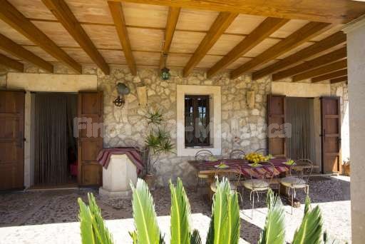 Finca Sareta Santa Margalida, überdachte Terrasse, Essbereich