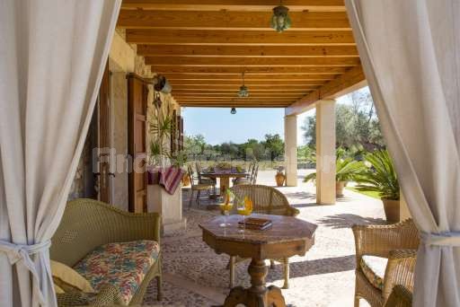 Finca Sareta Santa Margalida, überdachte Terrasse, Sitzmöglichkeit, Essbereich