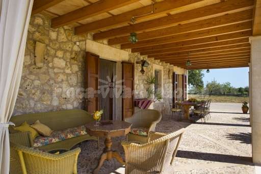 Finca Sareta Santa Margalida, überdachte Terrasse, Essbereich, Sitzmöglichkeit