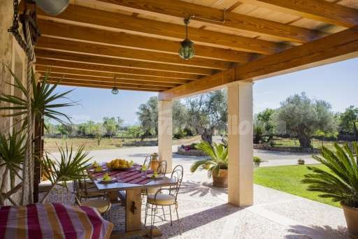 Finca Sareta Santa Margalida, überdachte Terrasse, Essbereich, Garten