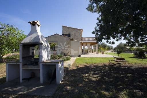 Finca Sareta Santa Margalida, gemauerter Grill, Garten, Haus, überdachte Terrasse