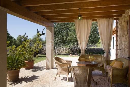 Finca Sareta Santa Margalida, überdachte Terrasse, Sitzmöglichkeit, Garten