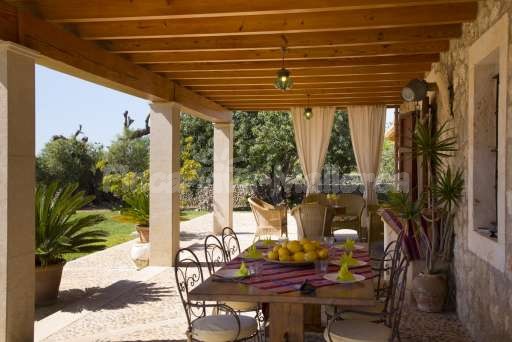 Finca Sareta Santa Margalida, überdachte Terrasse, Essbereich, Sitzmöglichkeit