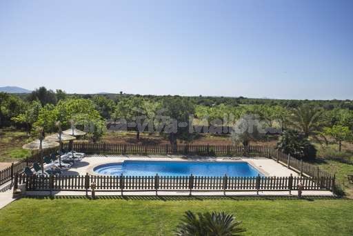 Finca Sareta Santa Margalida, umzäunter Pool Garten, Sonnenschirm, Sonnenliege