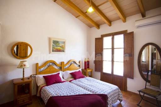 Finca Sareta Santa Margalida, Schlafzimmer, Doppelbett, Spiegel