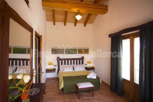 Finca Sareta Santa Margalida, SChlafzimmer, Doppelbett, Spiegel