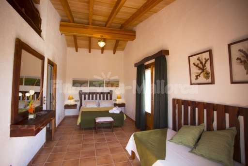 Finca Sareta Santa Margalida, Schlafzimmer, Doppelbett, Einzelbett, Spiegel