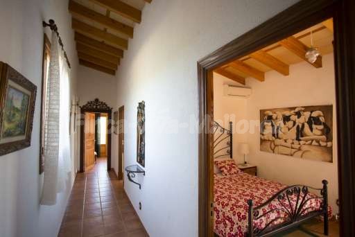 Finca Sareta Santa Margalida, Flur, Schlafzimmer, Doppelbett