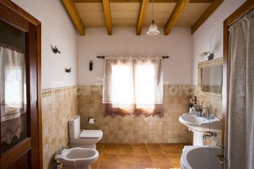 Finca Sareta Santa Margalida, Badezimmer, Badewanne, Spiegel