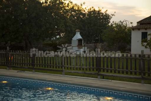 Finca Sareta Santa Margalida, umzäunter Pool, Garten, gemauerter Grill, überdachte Terrasse