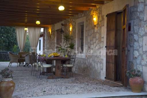 Finca Sareta Santa Margalida, überdachte Terrasse, Essbereich, Sitzmöglichkeit