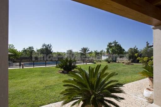 Finca Sareta Santa Margalida, Garten, überdachte Terrasse, umzäunter Pool