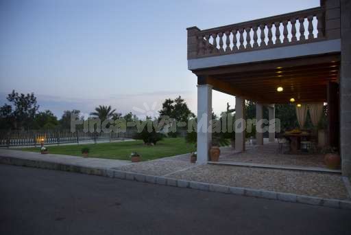 Finca Sareta Santa Margalida, überdachte Terrasse, Garten, umzäunter Pool