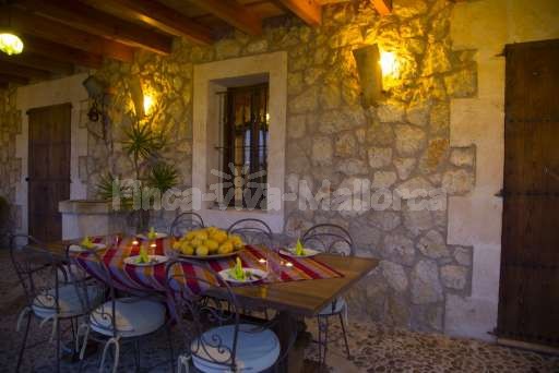 Finca Sareta Santa Margalida, überdachte Terrasse, Essbereich