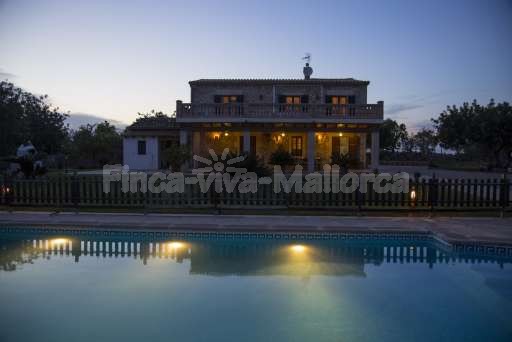 Finca Sareta Santa Margalida, umzäunter Pool, Haus, Garten, überdachte Terrasse