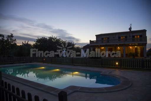 Finca Sareta Santa Margalida, umzäunter Pool, Haus, Garten, überdachte Terrasse