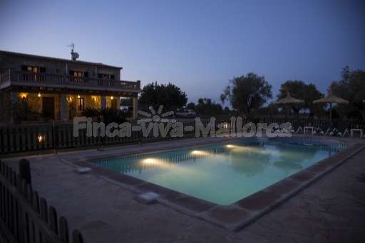 Finca Sareta Santa Margalida, umzäunter Pool, Haus, Garten, überdachte Terrasse