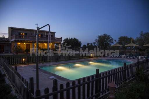 Finca Sareta Santa Margalida, umzäunter Pool, Haus, Garten, überdachte Terrasse, Außendusche