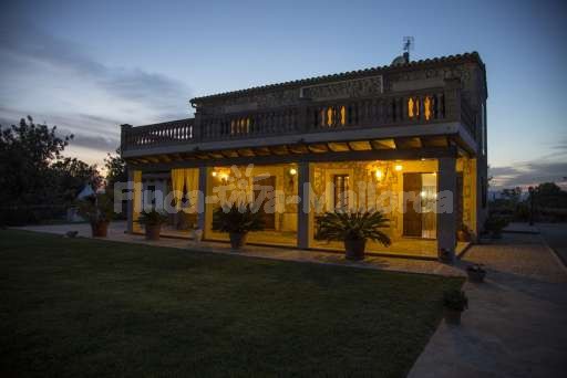 Finca Sareta Santa Margalida, überdachte Terrasse, Garten gemauerter Grill