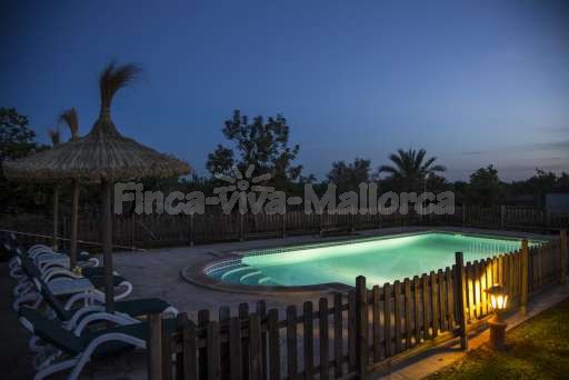 Finca Sareta Santa Margalida, umzäunter Pool, beleuchteter Pool, Sonnenliege, Sonnenschirm