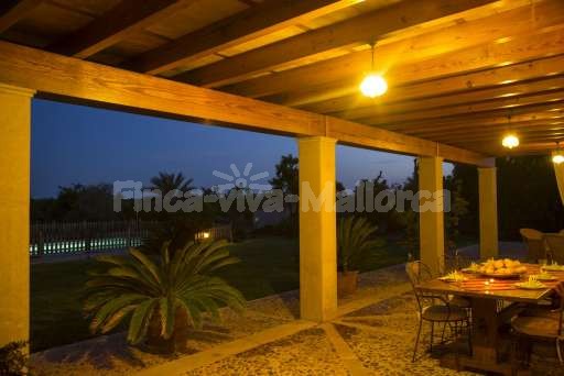 Finca Sareta Santa Margalida, überdachte Terrasse, beleuchtete Terrasse, beleuchteter Pool