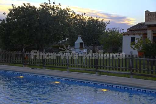 Finca Sareta Santa Margalida, umzäunter Pool, Garten, gemauerter Grill