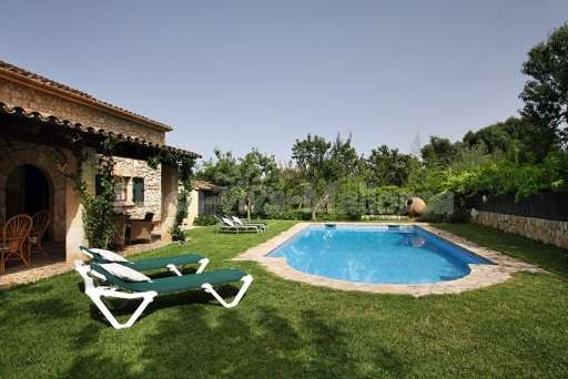 Finca Sergi Pollenca, Pool, Haus, Garten, Sonnenliege, überdachte Terrasse