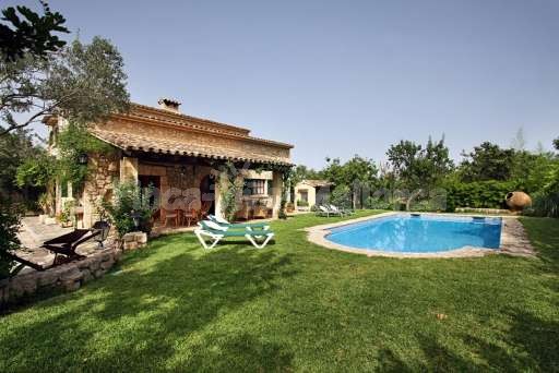 Finca Sergi Pollenca, Pool, Haus, Garten, Sonnenliege, überdachte Terrasse