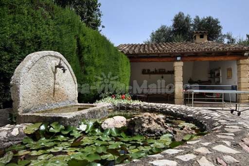 Finca Sergi Pollenca, Haus, überdachte Terrasse, Brunnen, Seerosen