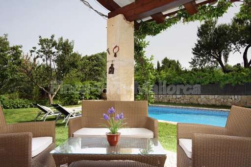 Finca Sergi Pollenca, überdachte Terrasse, Lounge, Sitzmöbel, Pool, Garten, Sonnenliege