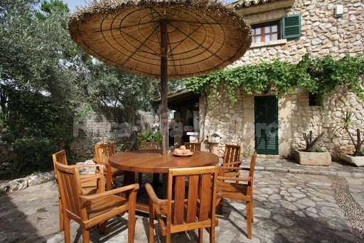 Finca Sergi Pollenca, Haus, Terrasse, Sonnenschirm, Esstisch, Essbereich
