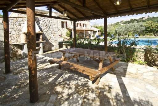 Finca Turell Buger, überdachte Terrasse, Esstisch, Holztisch