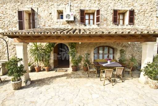 Finca Turell Buger, überdachte Terrasse, Essgelegenheit, Esstisch, Hauseingang