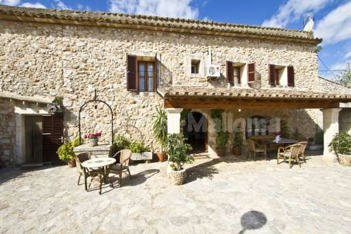 Finca Turell Buger, überdachte Terrasse, Essgelegenheit, Esstisch, Hauseingang