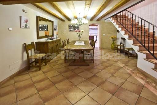 Finca Turell Buger, Esszimmer, Esstisch, Treppenaufgang