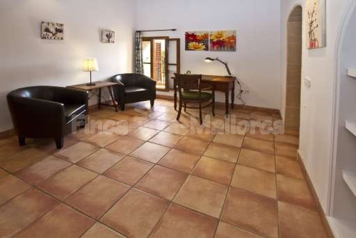 Finca Turell Buger, Flur, Sessel, Schreibtisch