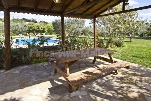 Finca Turell BugerGarten, überdachte Terrasse, Esstisch