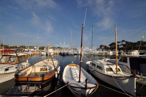kleine Boote im Hafen von Poto Pedro Mallorca