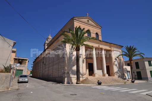 Kirche von der Seite Cas Concos