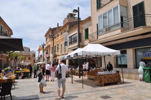 Urlauber schlendern durch Santanyi