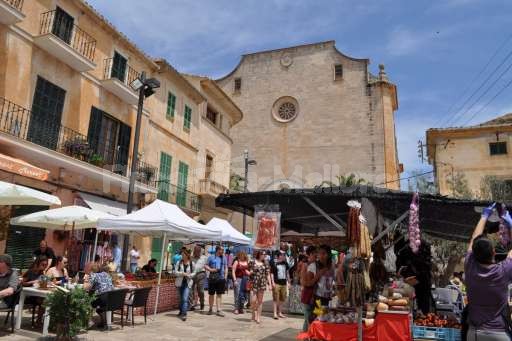 Markt  Santanyi mit Kirche