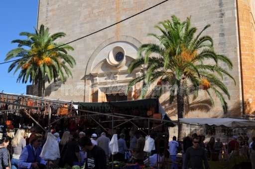 Markt Santanyi mit Kirche im Hintergrund 